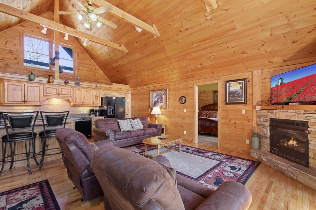 Above The Clouds, 4 Bedrooms, Pool Access, Private, Gaming, Sleeps 16 ガトリンバーグ エクステリア 写真